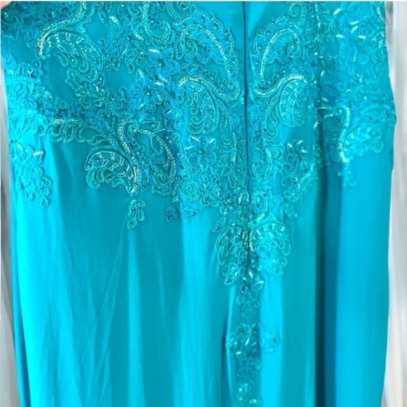 Elegant Teal Evening Gown - Picture 9 of 16